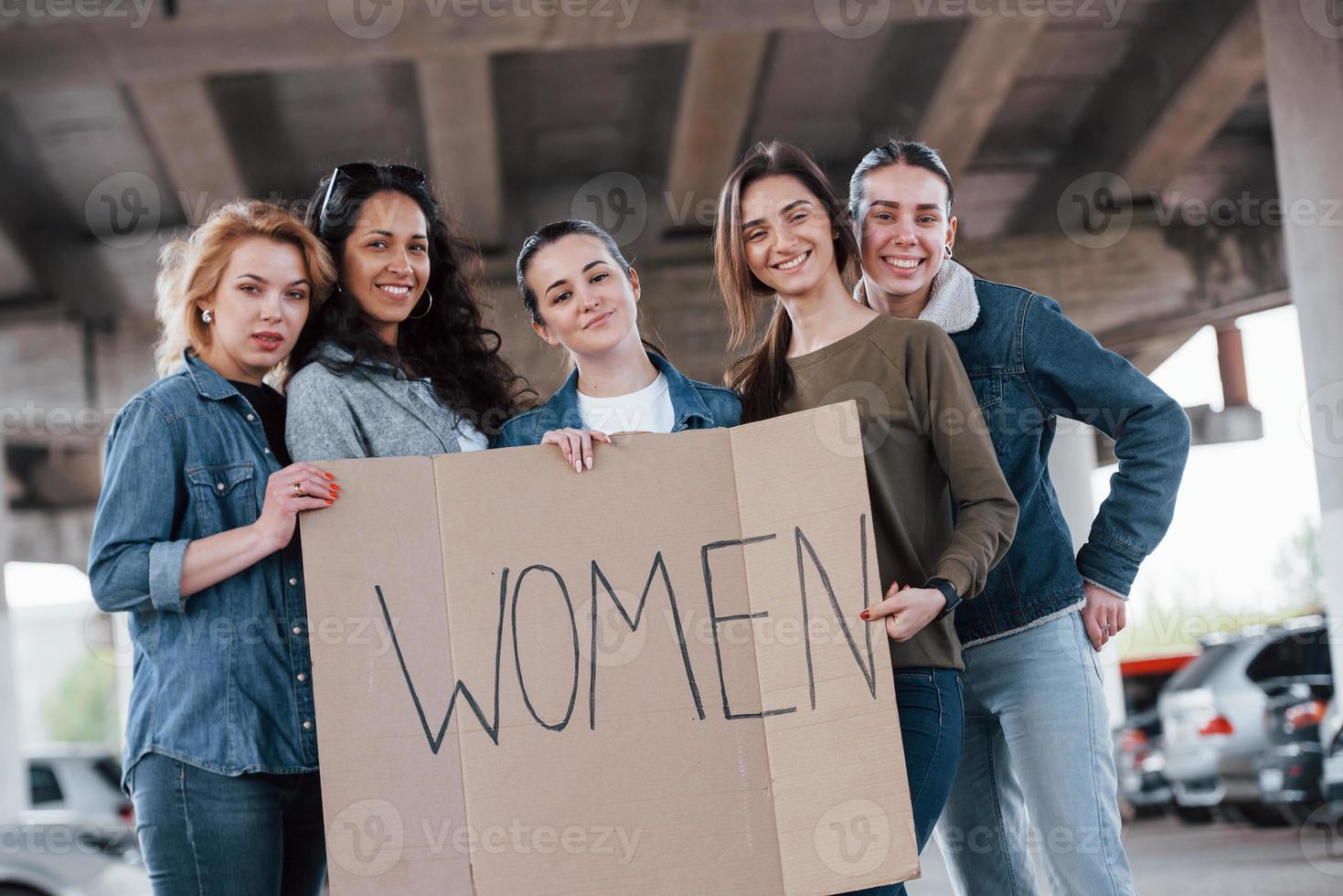 tener buen humor. grupo de mujeres feministas tienen protesta por sus derechos al aire libre foto