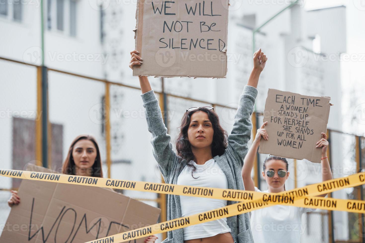 no puedes silenciarnos. grupo de mujeres feministas tienen protesta por sus derechos al aire libre foto
