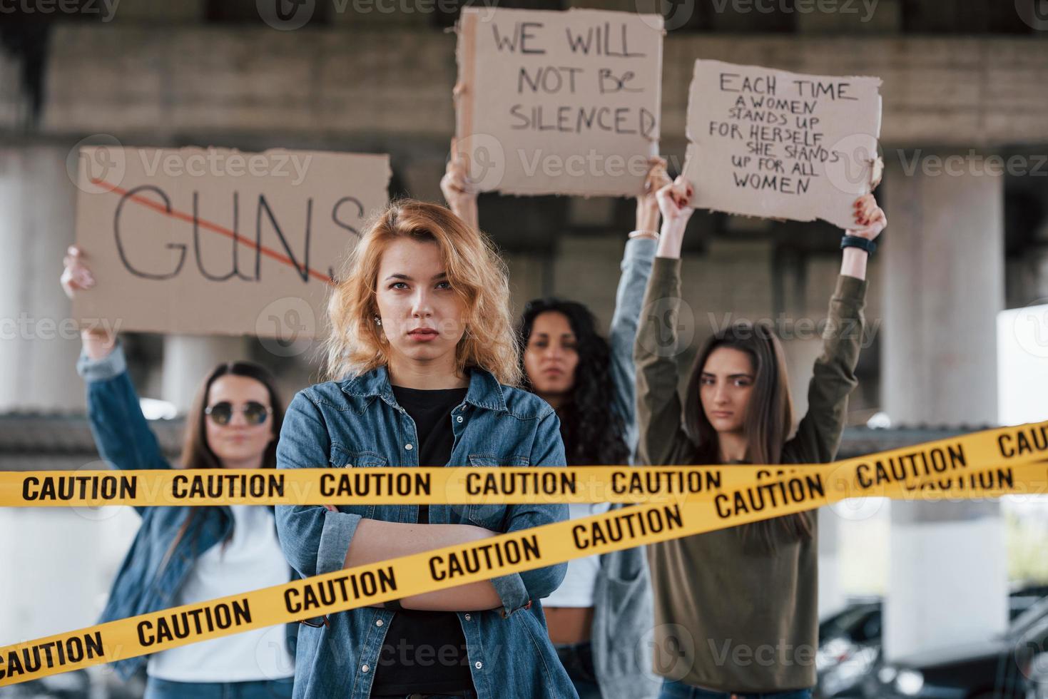 juntos somos fuertes. grupo de mujeres feministas tienen protesta por sus derechos al aire libre foto