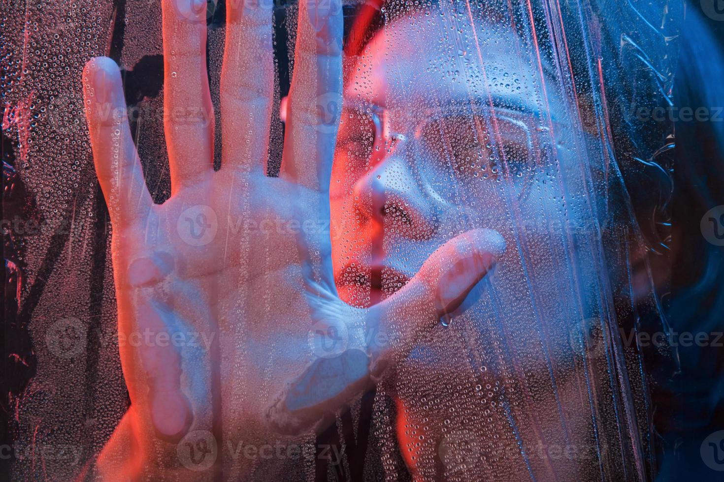 Marquesina Babosa de mar Simplemente desbordando tocando el vaso con la mano. foto de estudio en estudio oscuro con luz de neón. retrato de hombre serio detrás del vidrio mojado 15197636 Foto de stock en Vecteezy Marquesina Babosa de mar Simplemente desbordando tocando el vaso con la mano. foto de estudio en estudio oscuro con luz de neón. retrato de hombre serio detrás del vidrio mojado 15197636 Foto de stock en Vecteezy