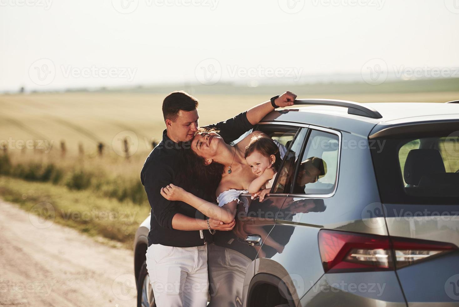 pasando por la ventana. la gente hermosa está en el automóvil moderno los fines de semana foto