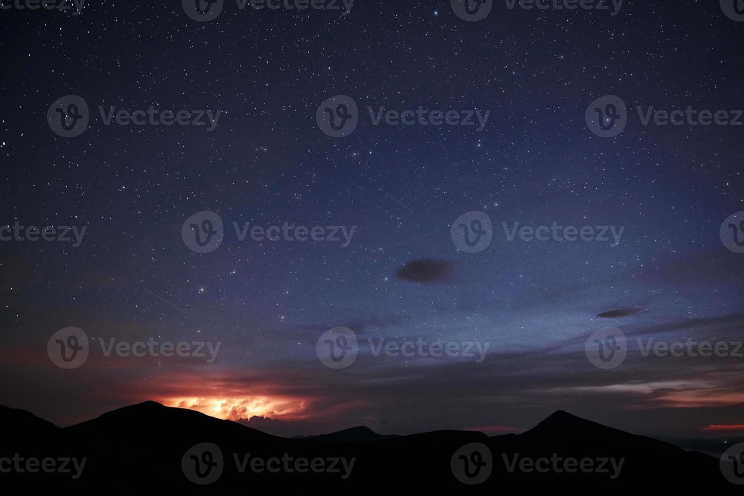 estrellas fugaces y relámpagos. majestuosas montañas de los cárpatos. Precioso paisaje. vista impresionante foto