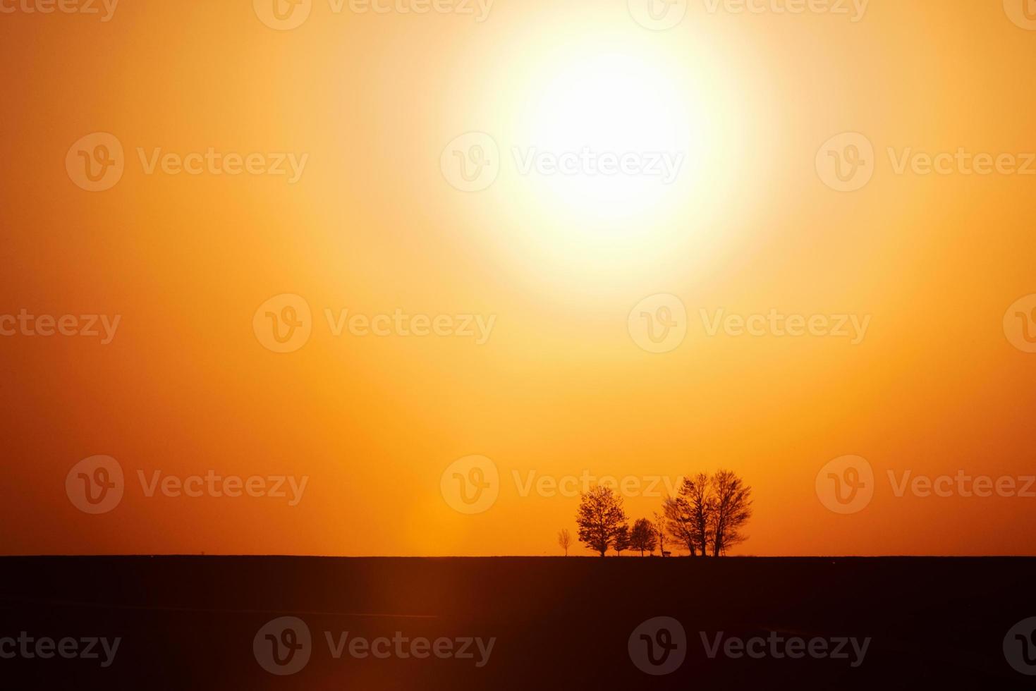 hermoso paisaje con campo iluminado por la luz del sol. en moravia foto