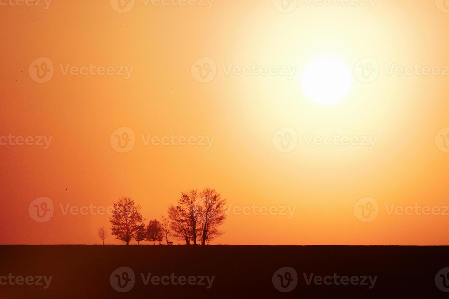 hermoso paisaje con campo iluminado por la luz del sol. en moravia foto