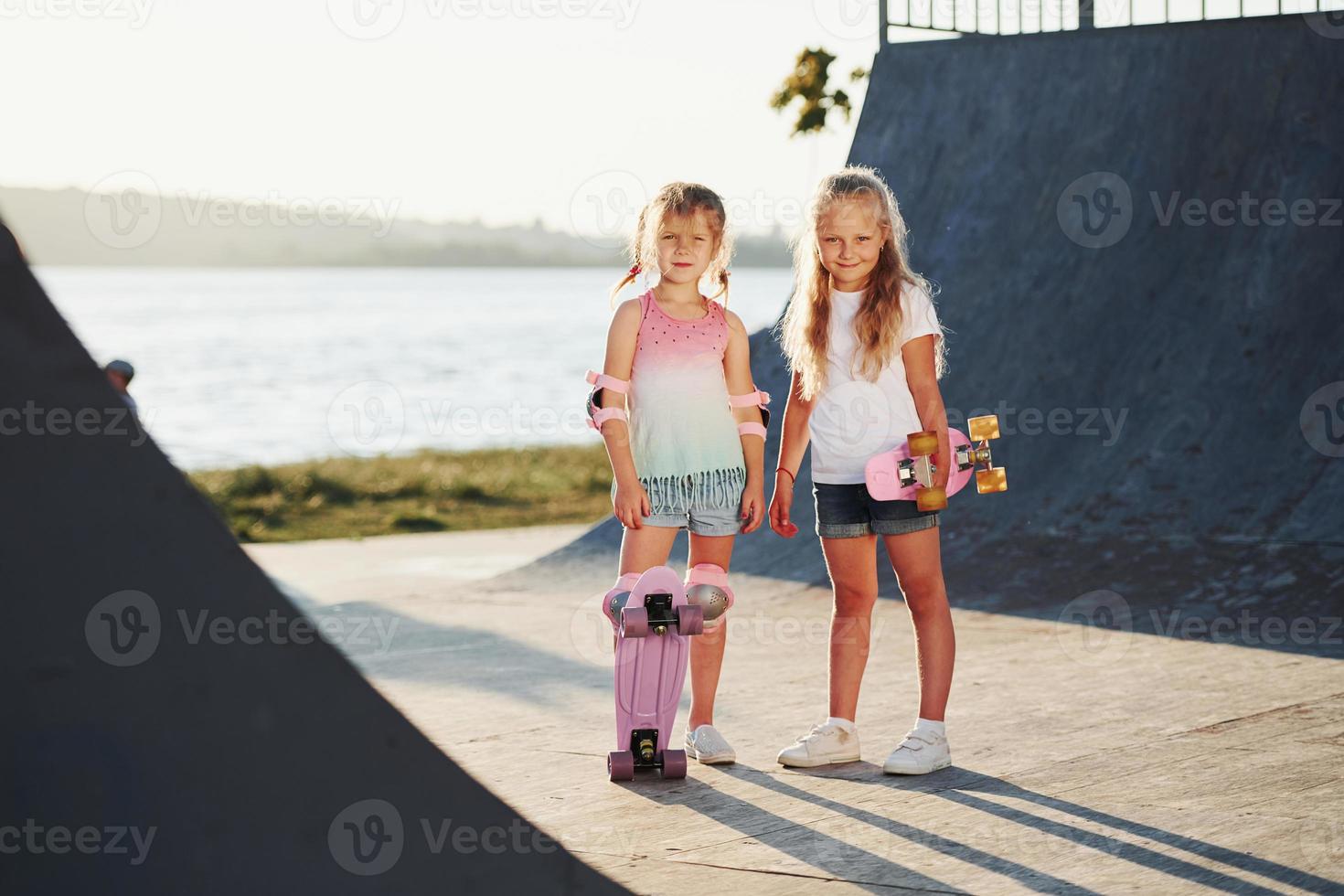 posando para una cámara. unidad de la gente. dos amiguitos en el parque durante el día foto