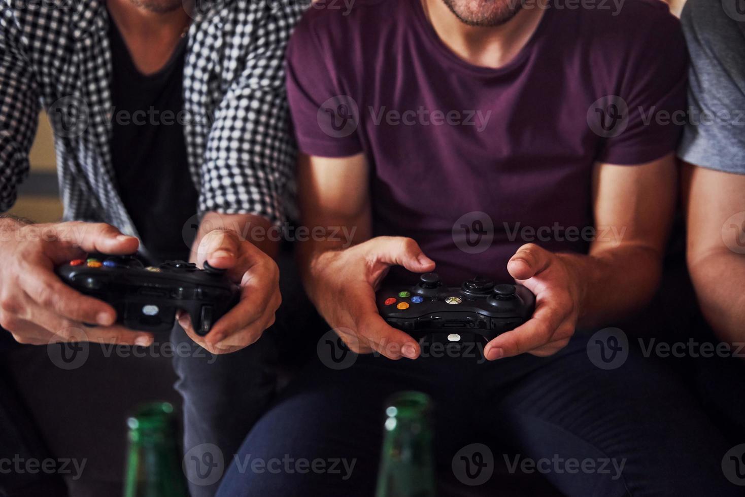 grupo de amigos se divierten jugando juegos de consola en el interior de la sala de estar foto