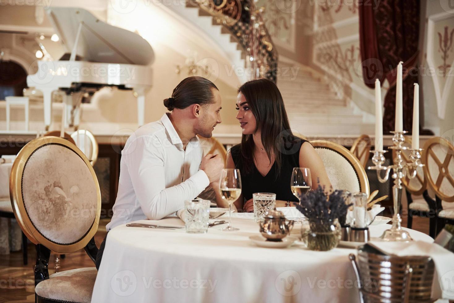 listo para un beso. una pareja hermosa tiene una cena romántica en un restaurante de lujo por la noche foto