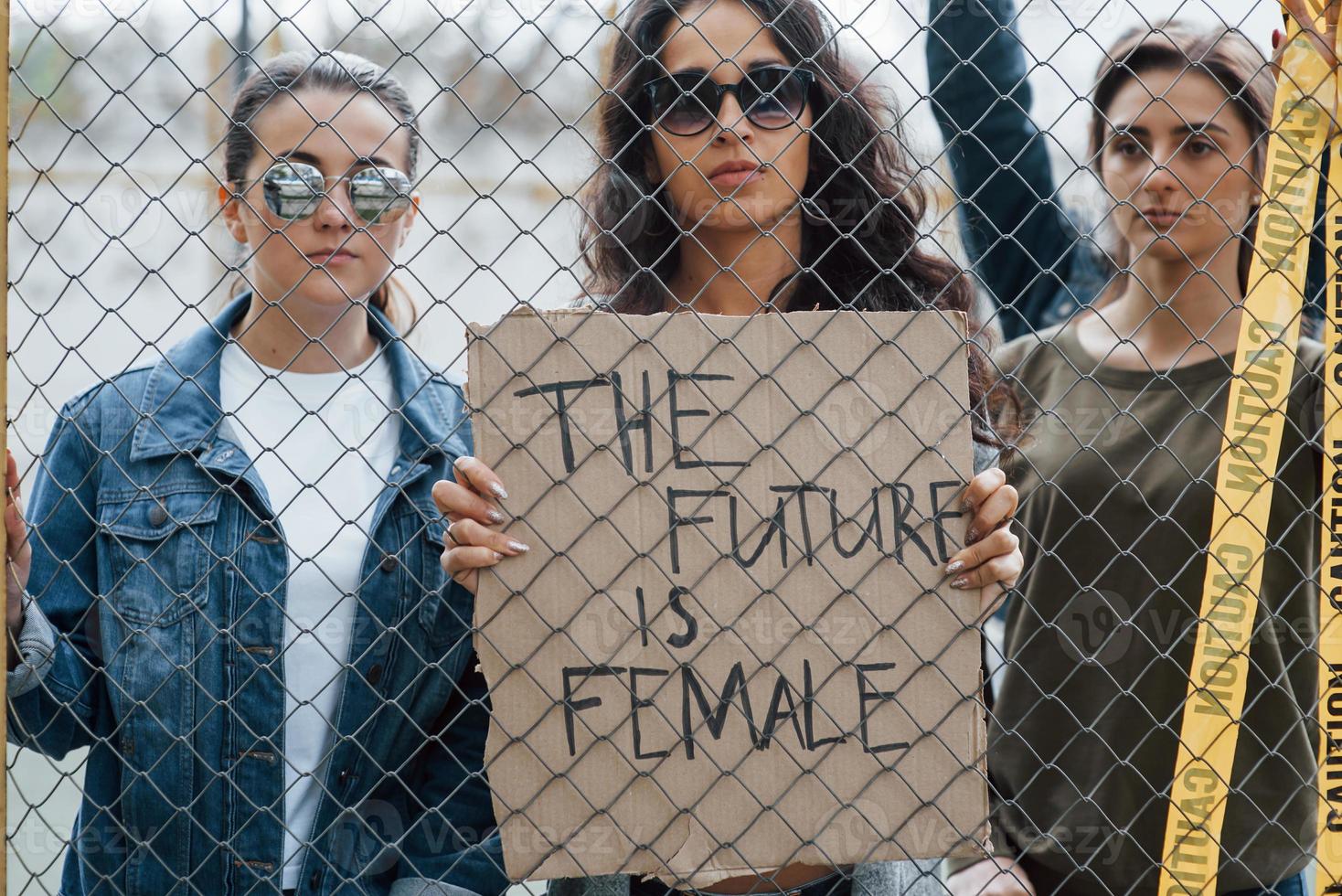 personas serias. grupo de mujeres feministas tienen protesta por sus derechos al aire libre foto