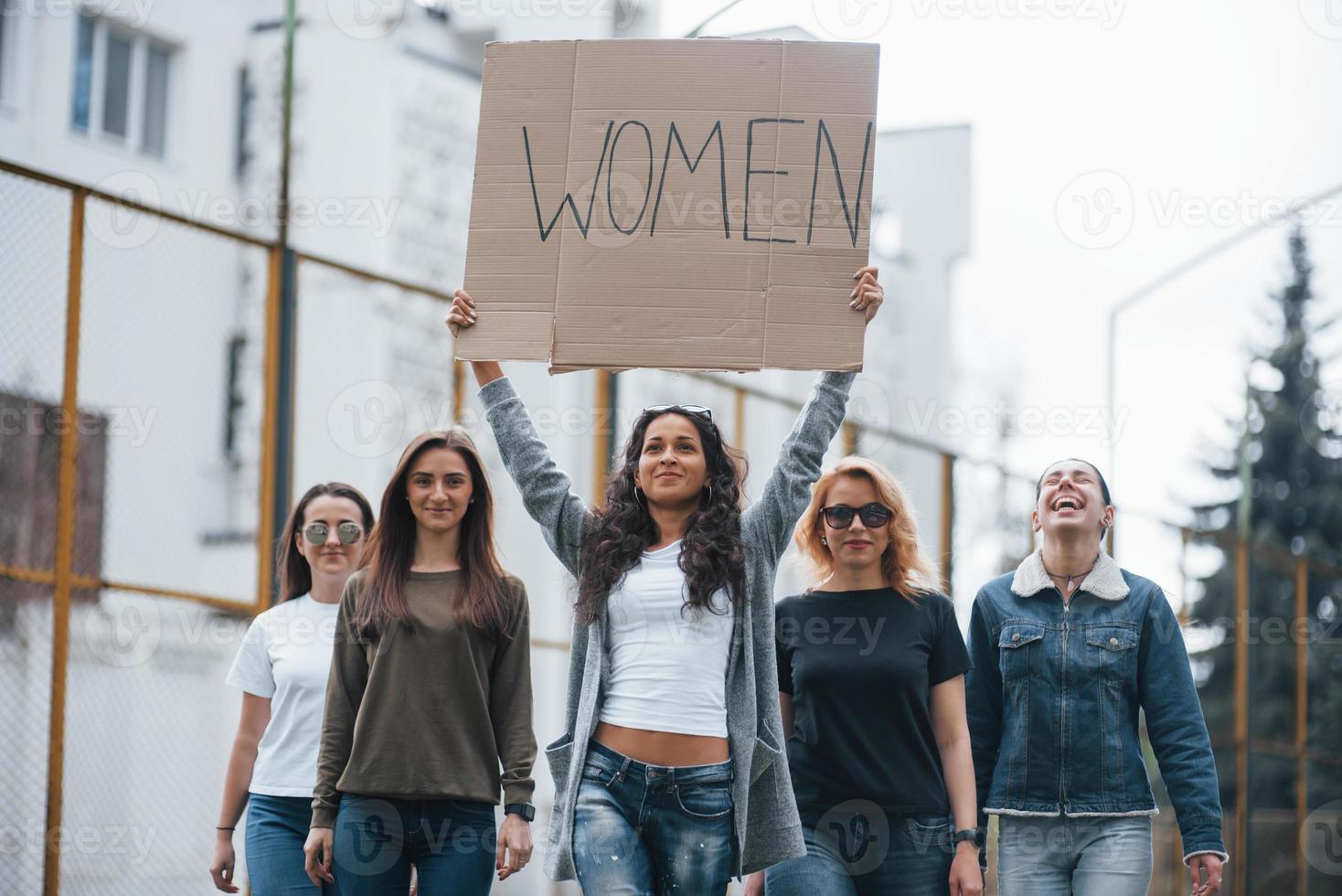 el estado de ánimo alegre. grupo de mujeres feministas tienen protesta por sus derechos al aire libre foto