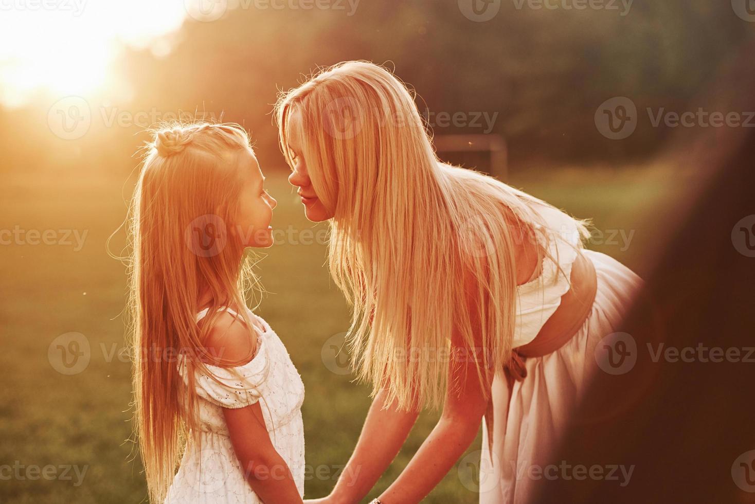 vamos, dame un beso. madre e hija disfrutando juntos el fin de semana caminando al aire libre en el campo. Hermosa naturaleza foto