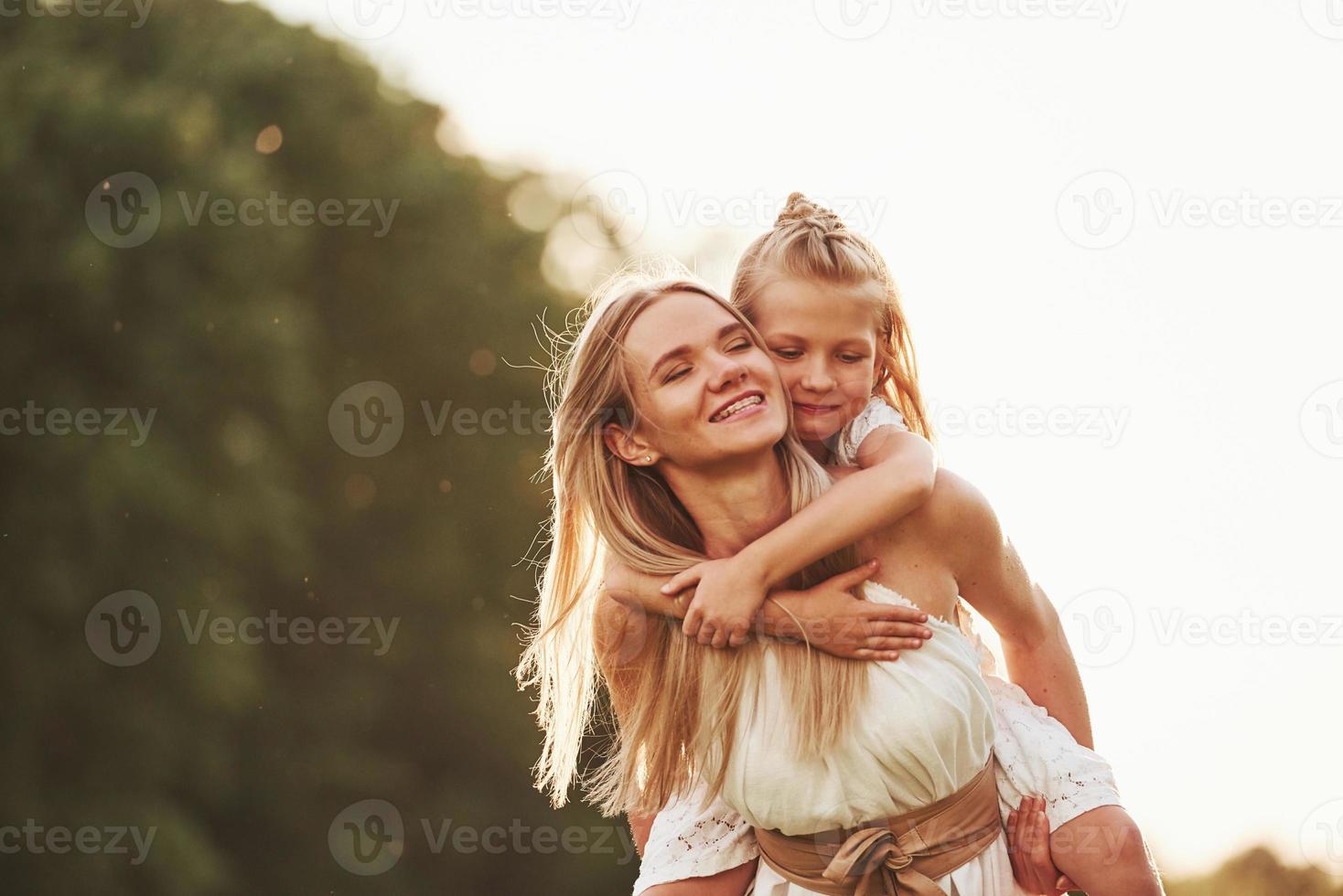 Te abrazo, no te preocupes. madre e hija disfrutando juntos el fin de semana caminando al aire libre en el campo. Hermosa naturaleza foto