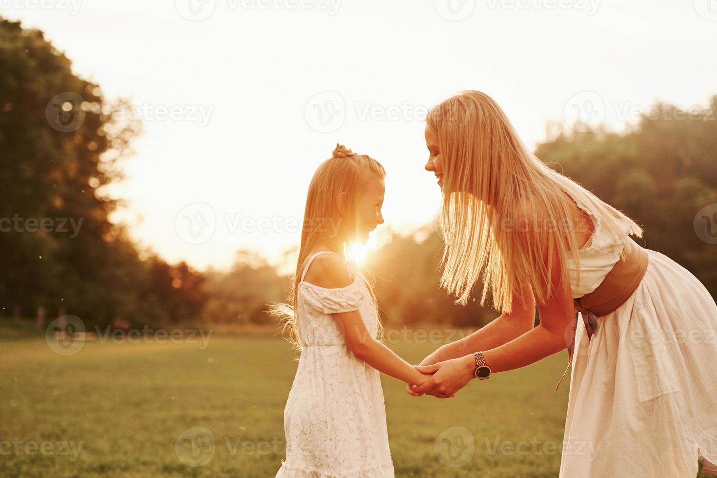 tener una conversación madre e hija disfrutando juntos el fin de semana caminando al aire libre en el campo. Hermosa naturaleza foto