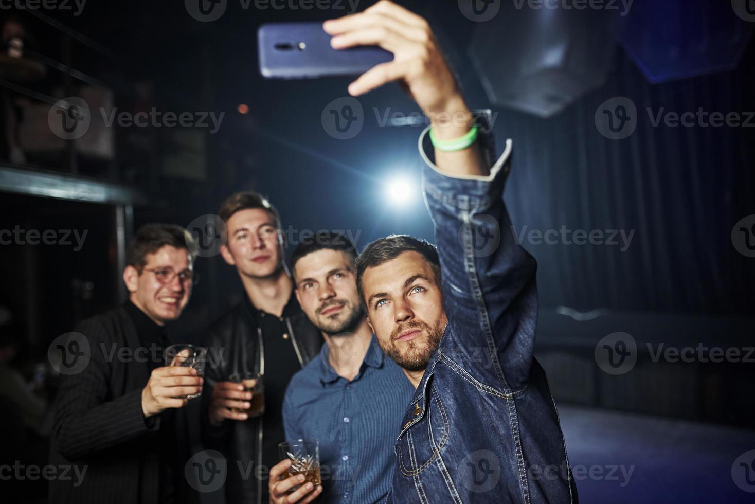 la gente se divierte en el club nocturno. con alcohol en las manos foto