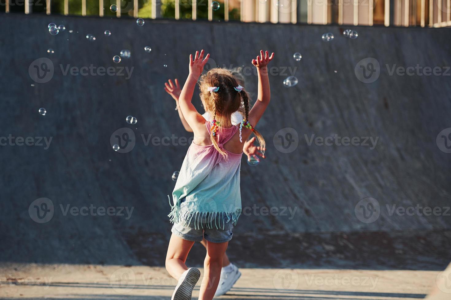 divirtiéndose con burbujas. actividades de ocio. dos niñas divirtiéndose en el parque foto