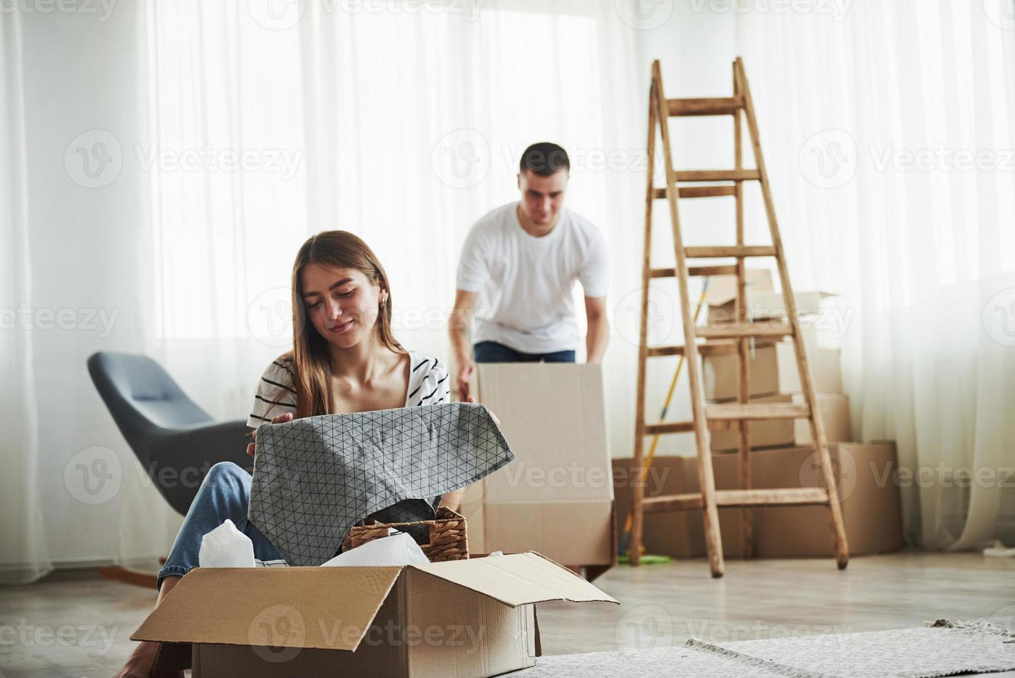 hora de desempacar esas cajas. pareja joven alegre en su nuevo apartamento. concepción de movimiento foto