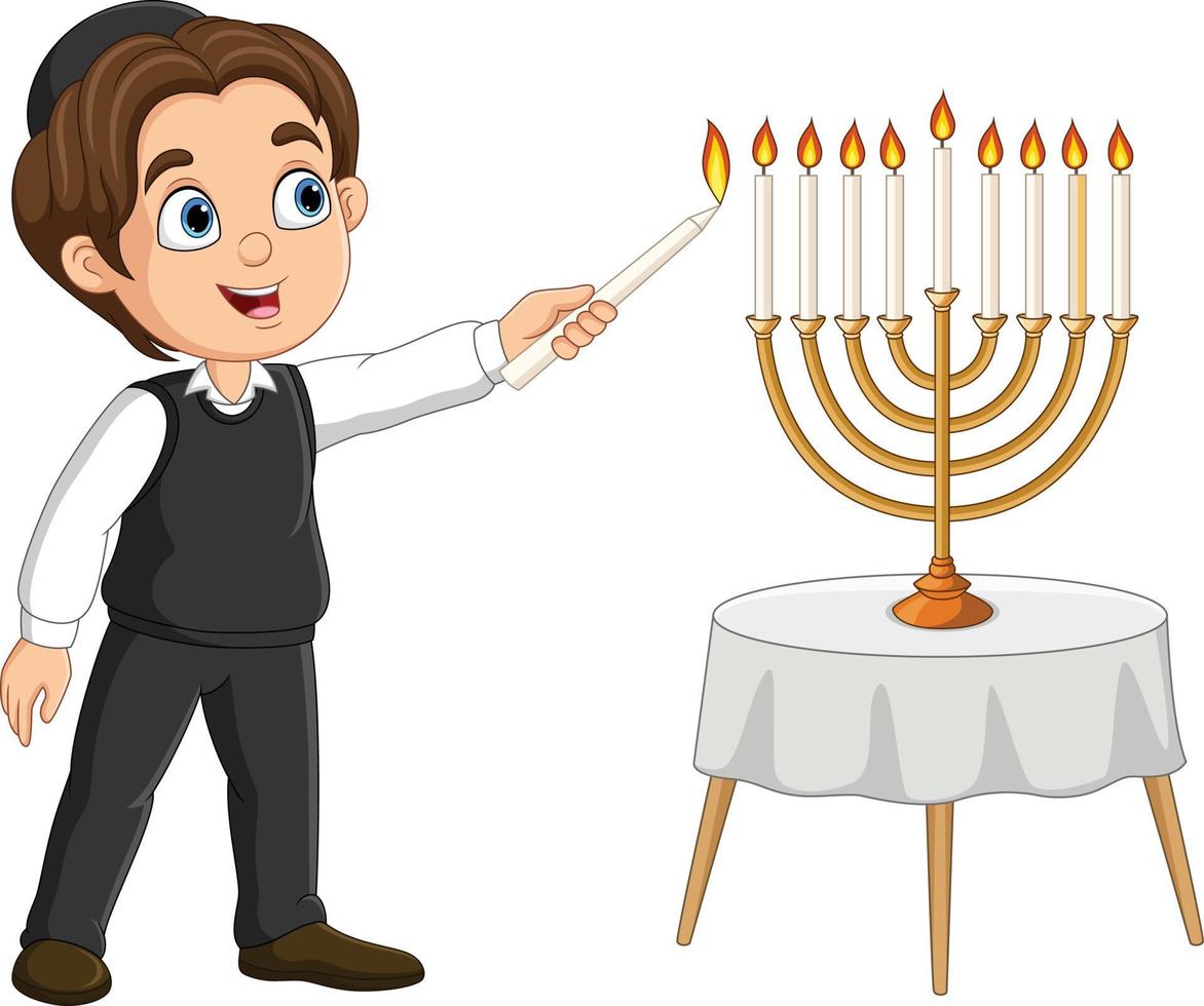 niño judío feliz enciende velas de hanukkah vector