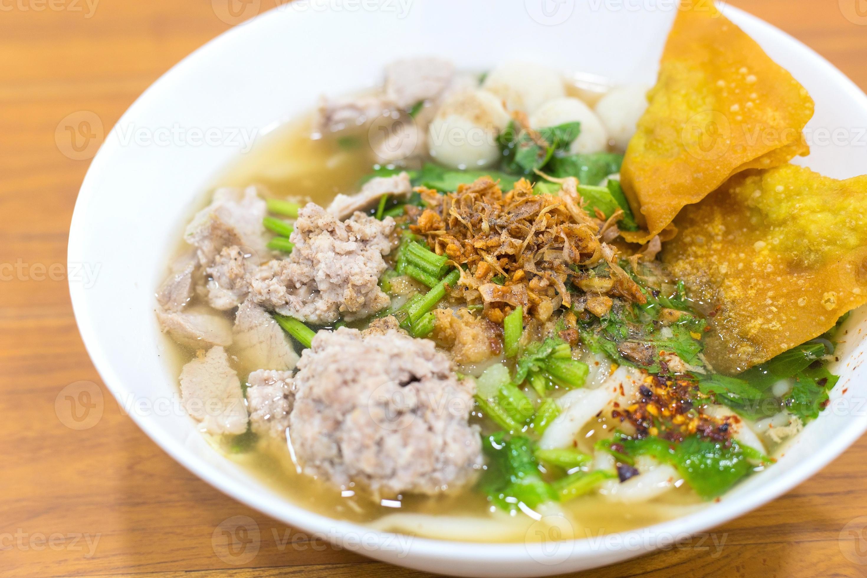 Noodles with minced pork in water, delicious, cooked with fried garlic