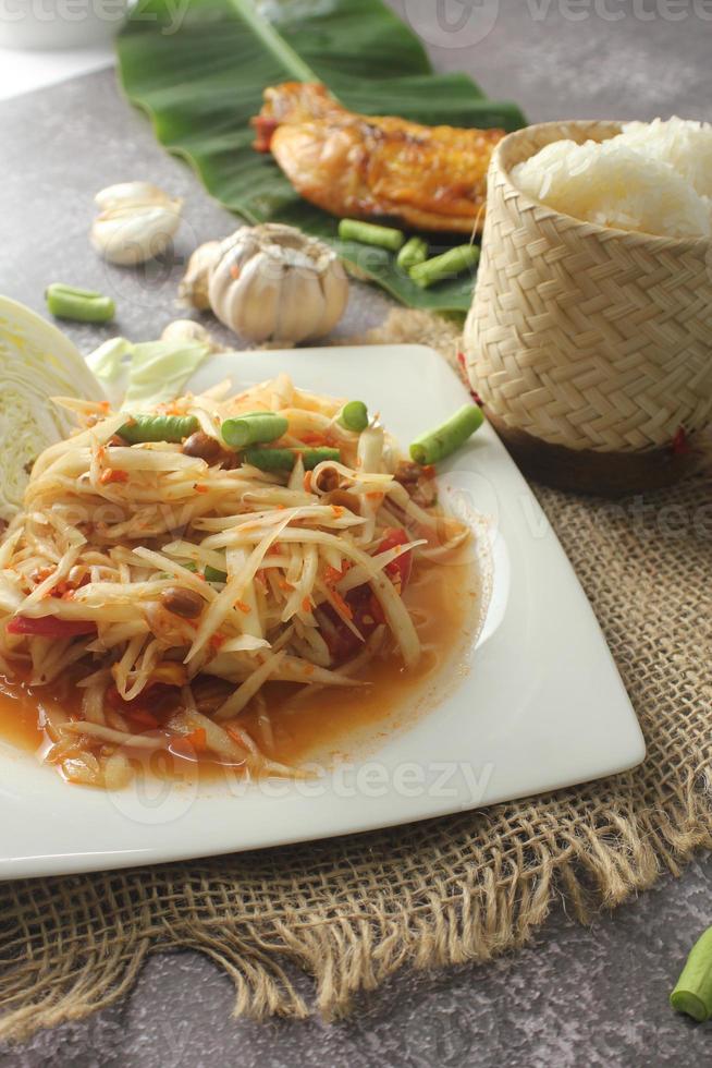 comida tailandesa popular y ensalada de papaya de comida callejera popular o lo que llamamos somtum en tailandia foto