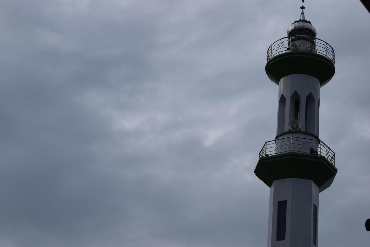 torres de mezquita en indonesia. mezquita con fondo islámico foto