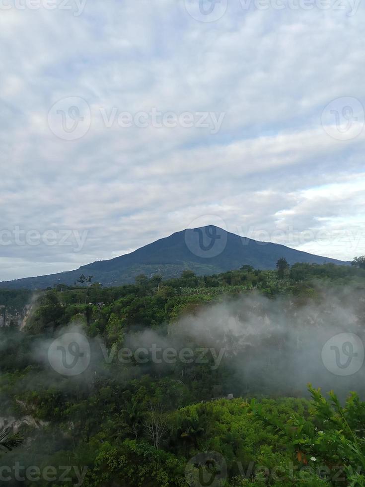 vista a la montaña desde abajo con hermosa niebla ligera foto