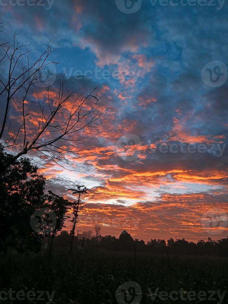 hermoso cielo rojo con degradado azul foto