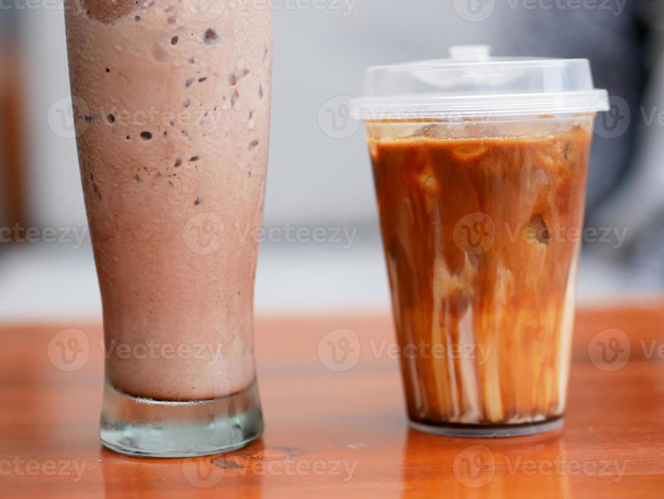 bebida de café con azúcar moreno fresco en un vaso de plástico transparente foto