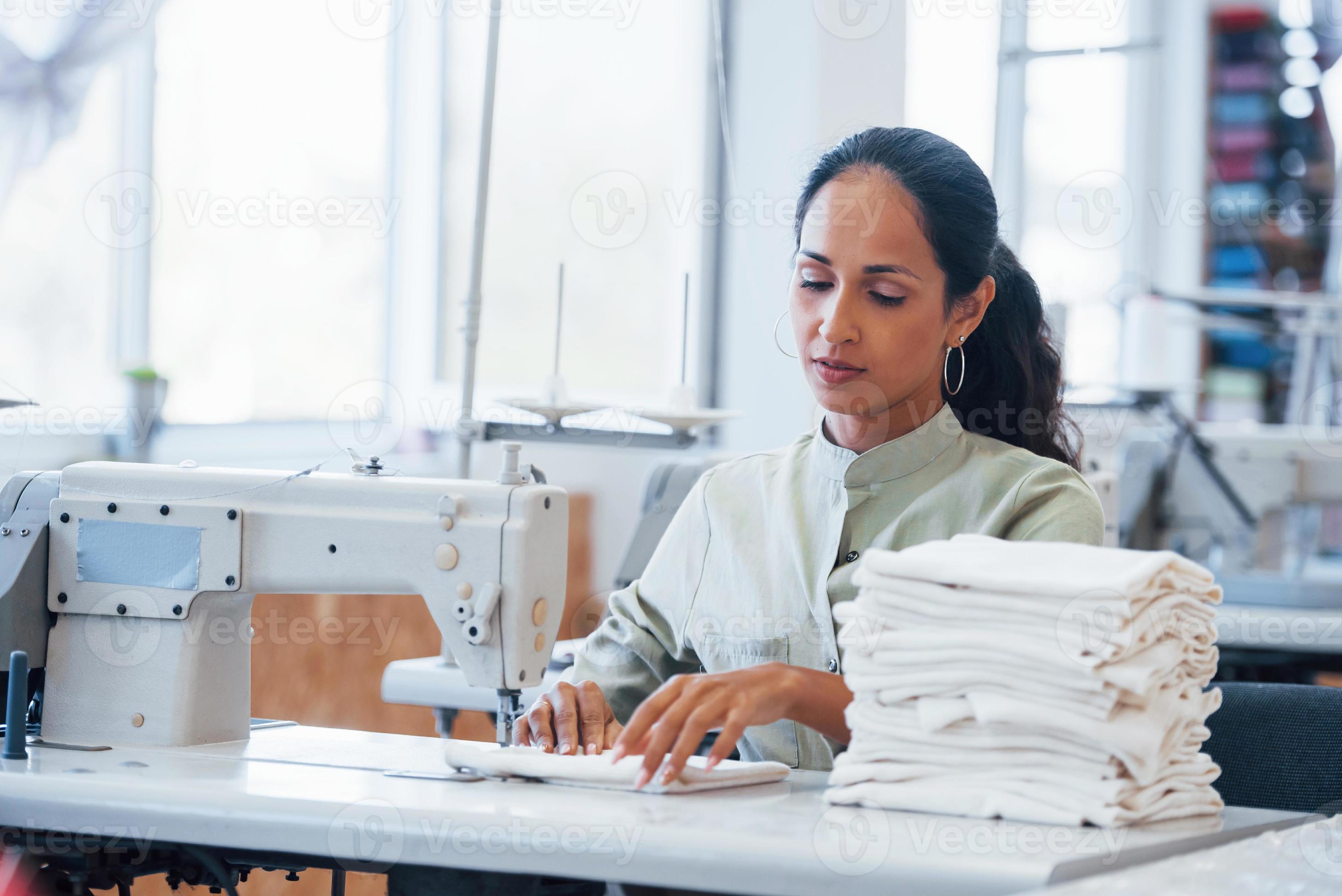 Sastre Que Hace Una Ropa En Lugar De Trabajo Los Procesos De La Costura En  La Máquina De Coser Cosen La Máquina De Coser De Las M Foto de archivo -  Imagen