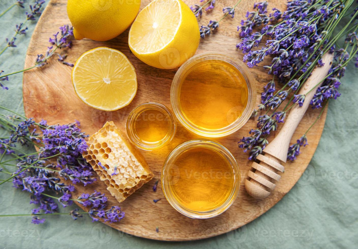 tarro con miel y flores frescas de lavanda foto
