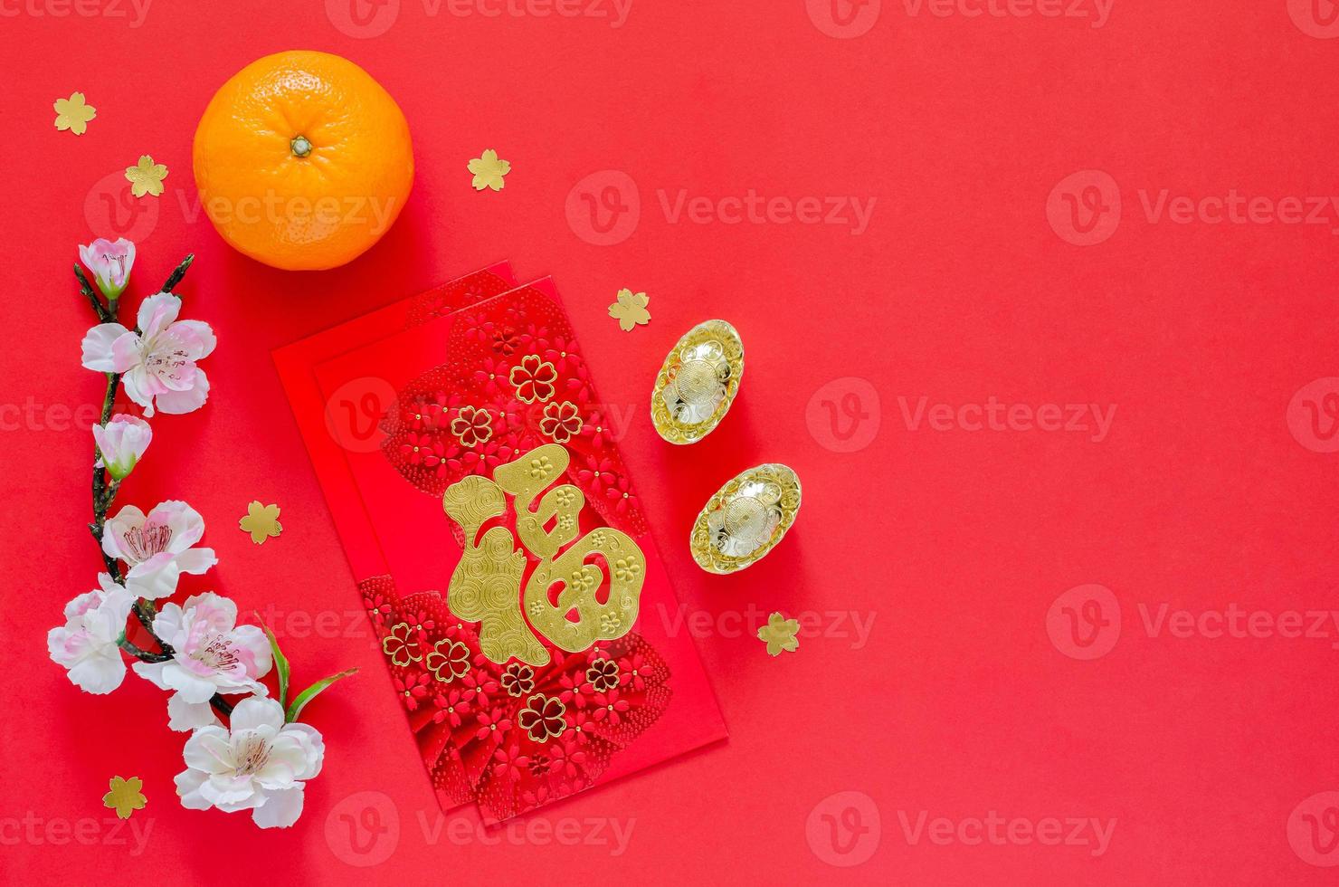 los paquetes de sobres rojos o la palabra ang bao significa riqueza con lingotes de oro, flores de naranja y flores chinas para el año nuevo chino sobre fondo rojo. foto