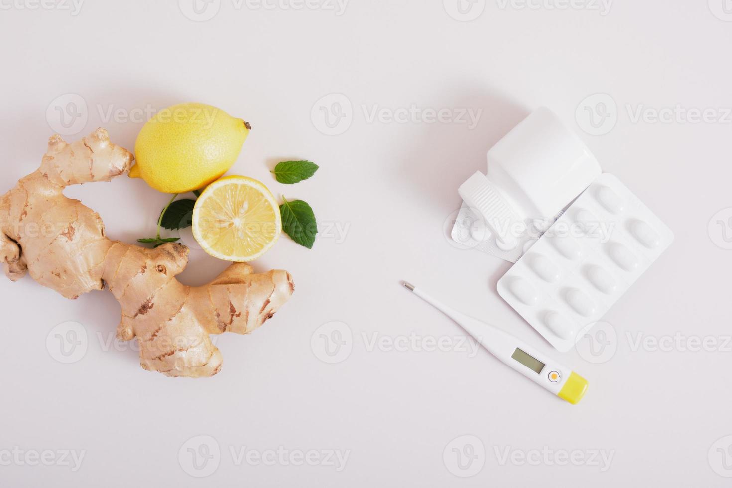 jengibre, limón, hojas de menta y medicinas, tratamiento y prevención de resfriados con remedios naturales foto