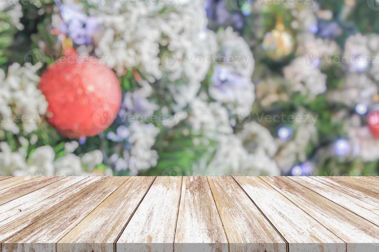 Mesa de madera vacía con árbol de navidad borroso con fondo de luz bokeh foto