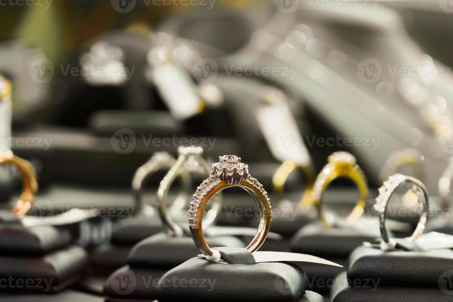 Exhibición de anillos de diamantes de joyería en el escaparate de la ventana de la tienda minorista de lujo foto