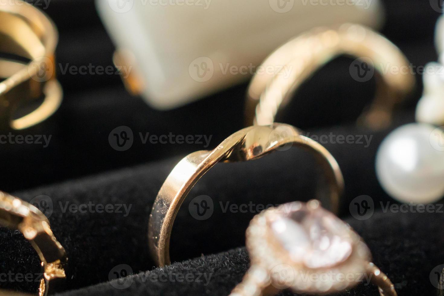 exhibición de anillos de diamantes de joyería de oro en escaparate de exhibición de tienda minorista de lujo foto