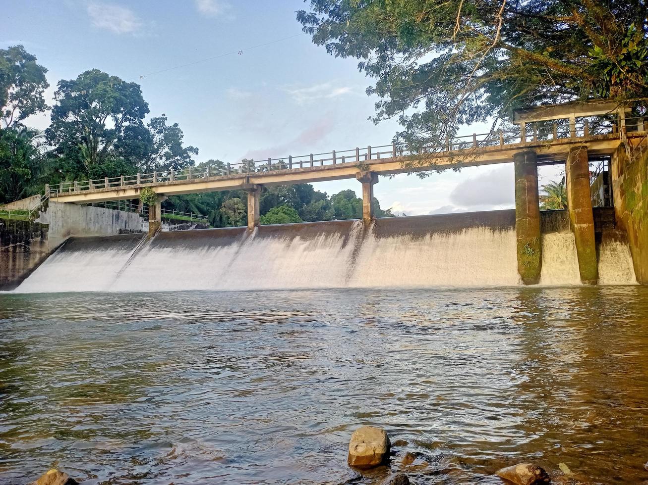 flujo de río limpio foto