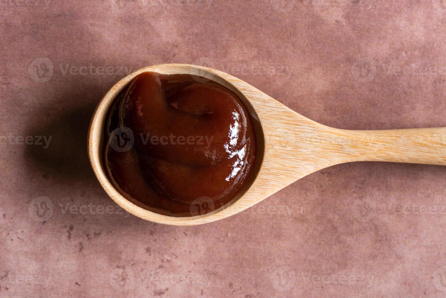 salsa barbacoa en una cuchara de madera foto