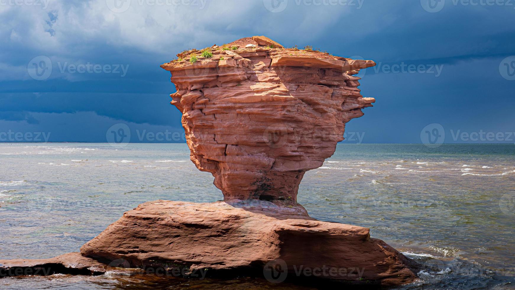 roca de la taza de té parada en el océano atlántico, isla del príncipe eduardo, canadá foto