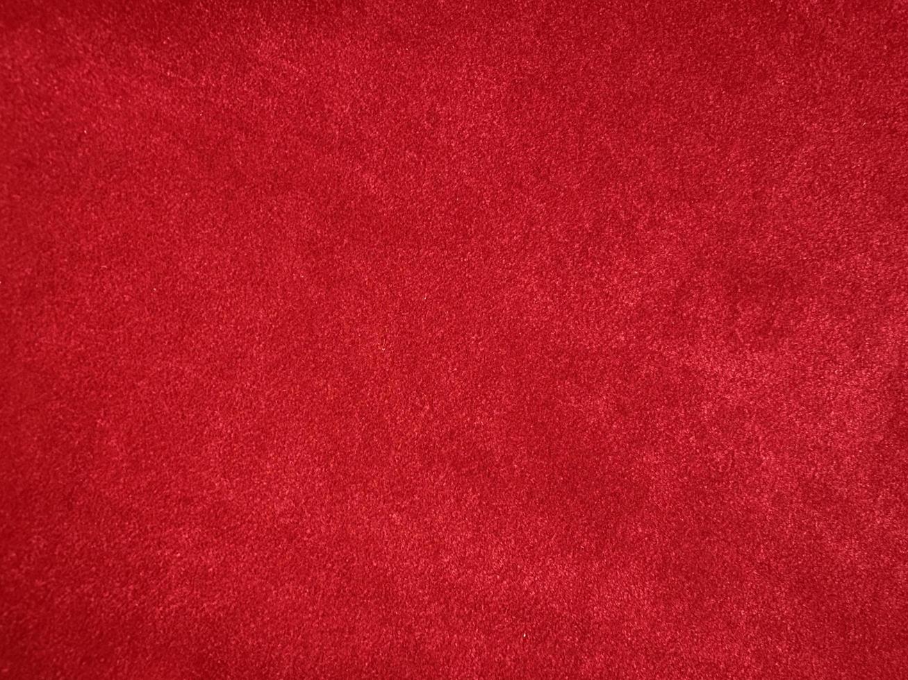 textura de tela de terciopelo rojo oscuro utilizada como fondo. fondo de tela roja vacía de material textil suave y liso. hay espacio para texto. año nuevo chino, san valentín foto