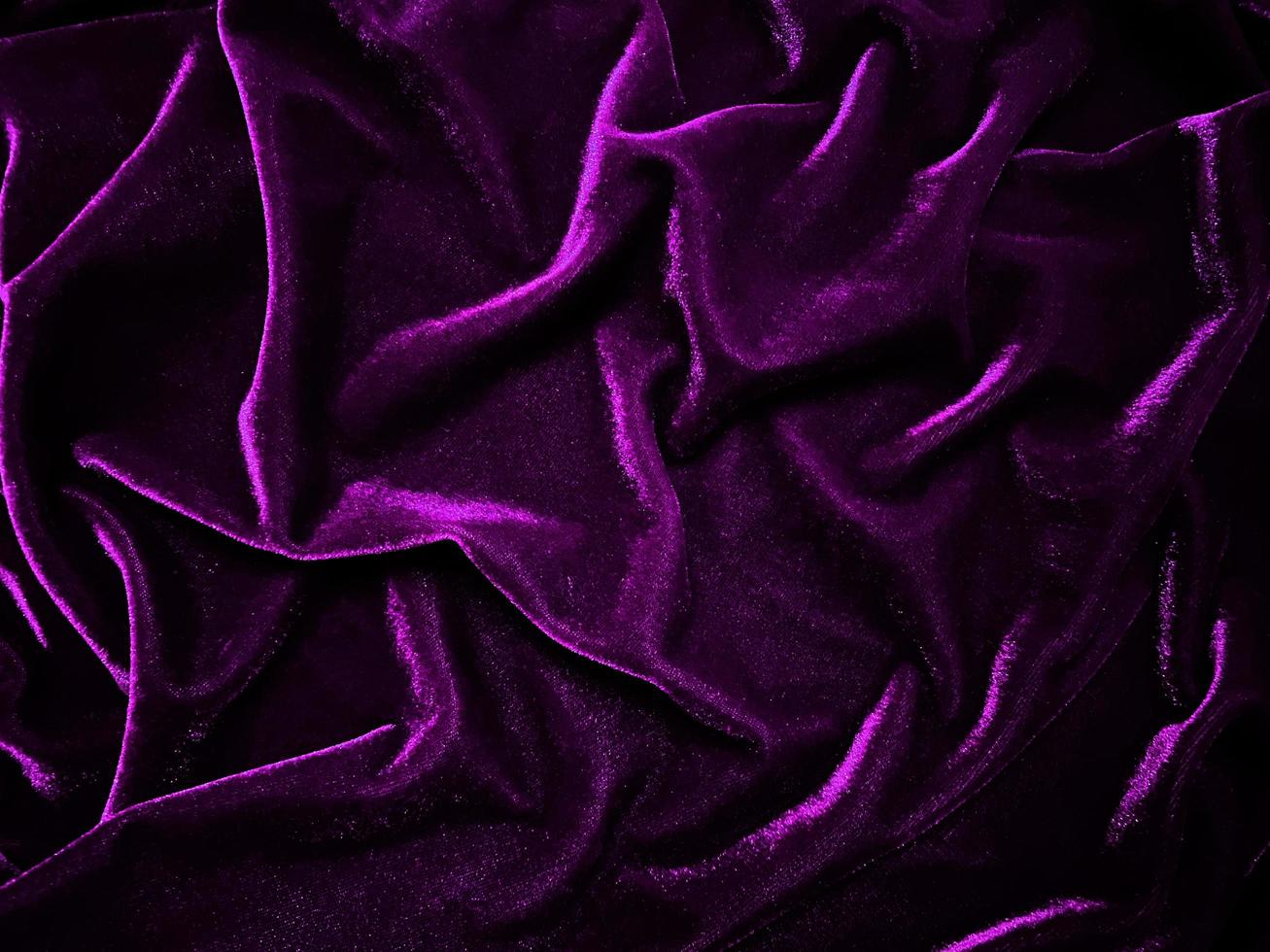 textura de tela de terciopelo púrpura utilizada como fondo. fondo de tela púrpura vacío de material textil suave y liso. hay espacio para el texto. foto