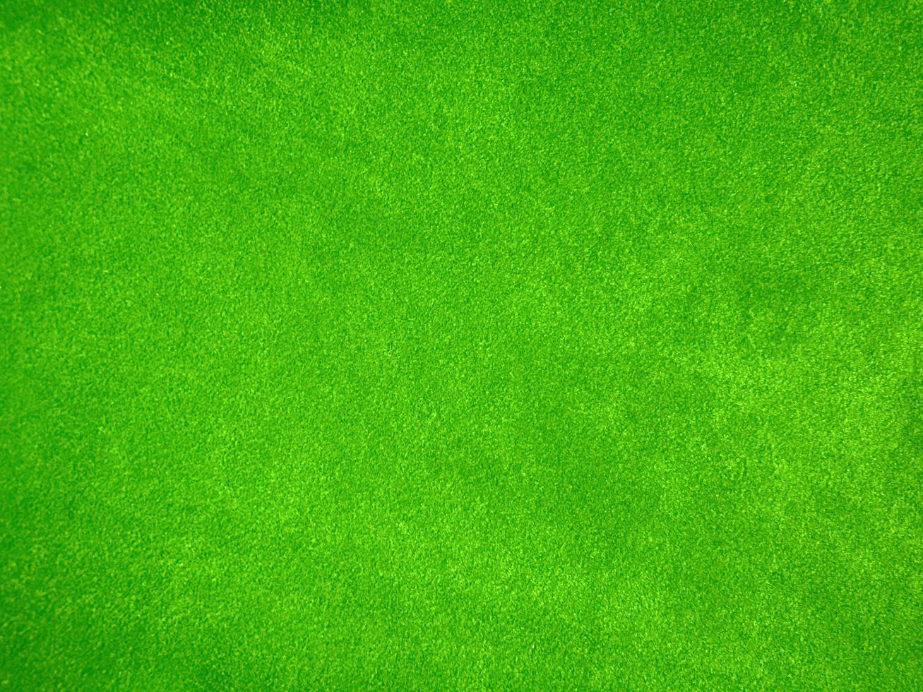 textura de tela de terciopelo verde oscuro utilizada como fondo. fondo de tela verde vacío de material textil suave y liso. hay espacio para el texto... foto