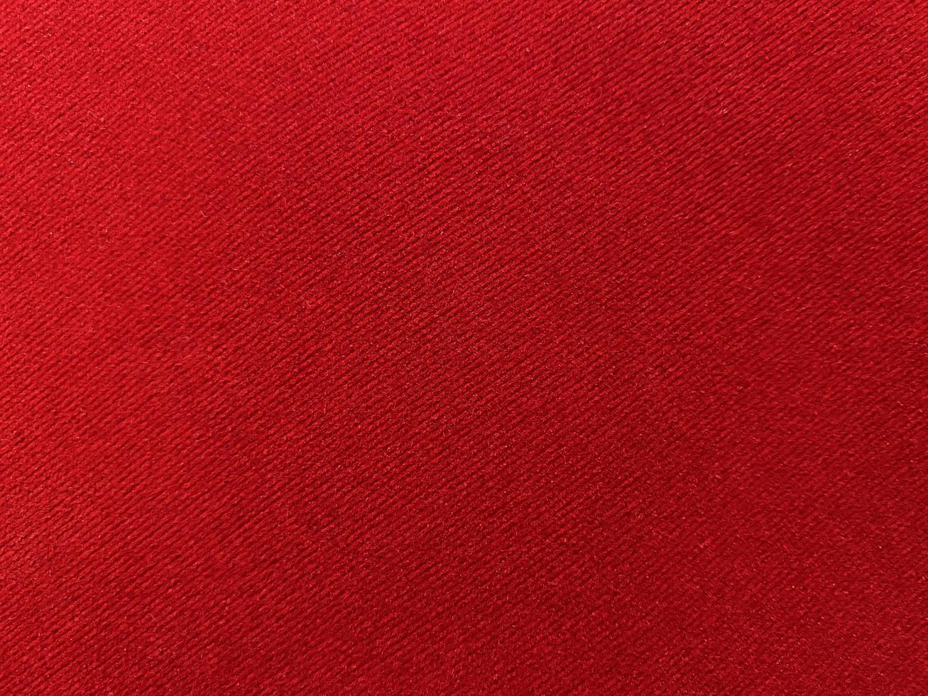 textura de tela de terciopelo rojo oscuro utilizada como fondo. fondo de tela roja vacía de material textil suave y liso. hay espacio para texto. año nuevo chino, san valentín foto