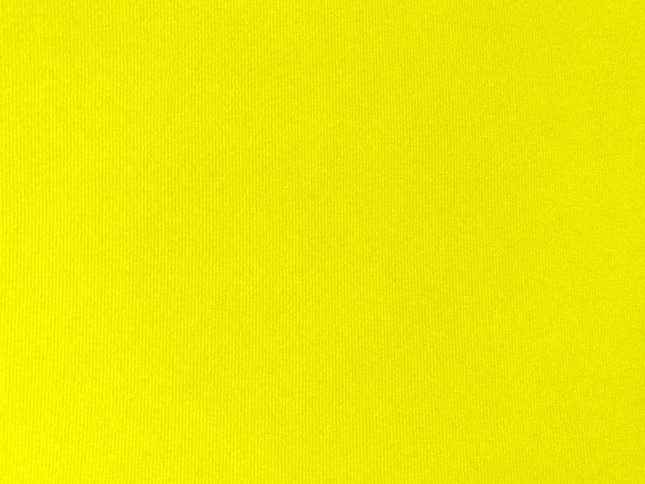 textura de tela de terciopelo amarillo utilizada como fondo. fondo de tela amarilla vacía de material textil suave y liso. hay espacio para el texto. foto