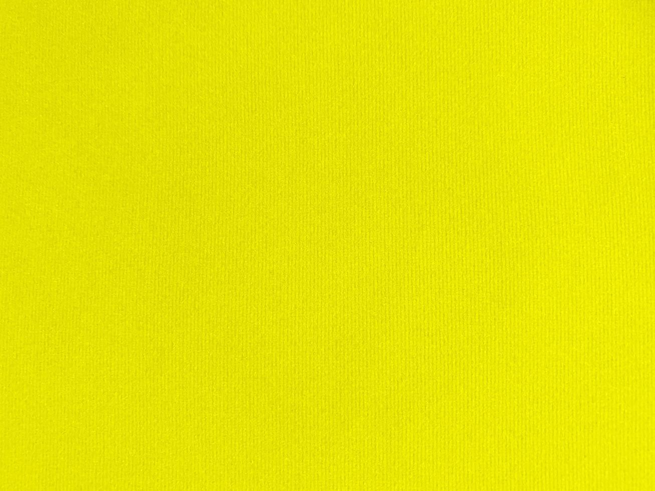 textura de tela de terciopelo amarillo utilizada como fondo. fondo de tela amarilla vacía de material textil suave y liso. hay espacio para el texto. foto