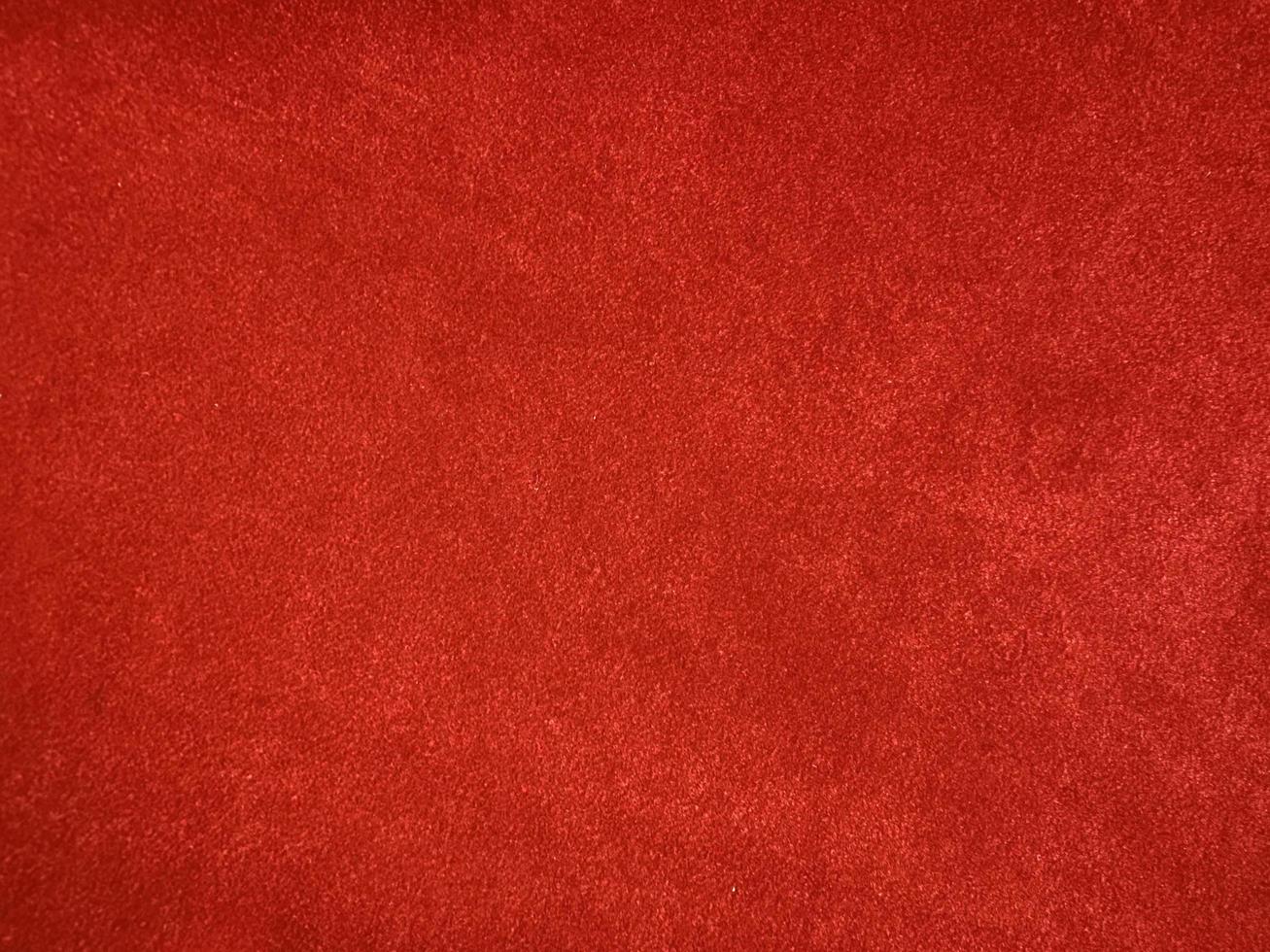 textura de tela de terciopelo rojo oscuro utilizada como fondo. fondo de tela roja vacía de material textil suave y liso. hay espacio para texto. año nuevo chino, san valentín foto