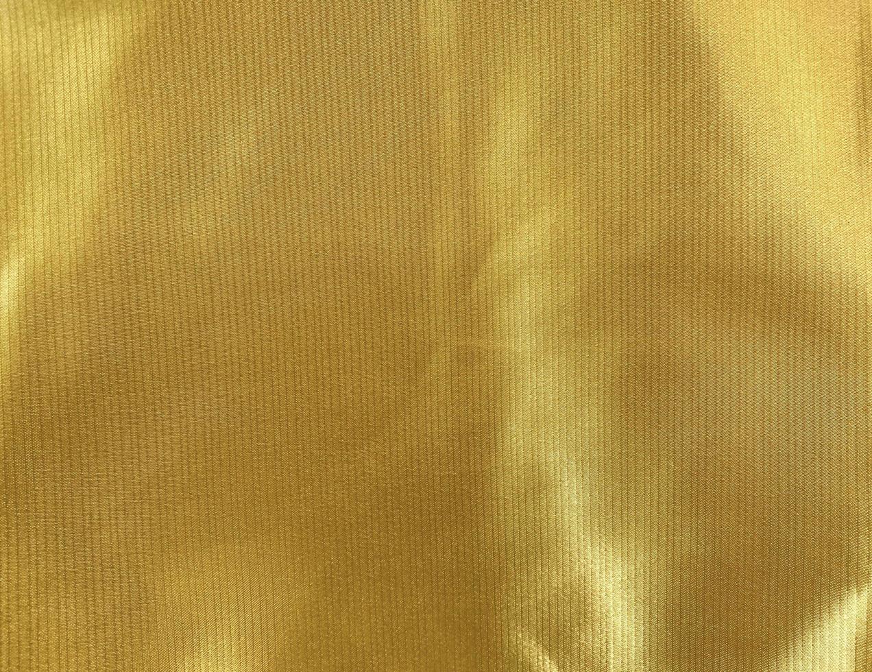 textura de tela de tela dorada utilizada como fondo. fondo de tela de tela  dorada vacía de material textil suave y liso. hay espacio para el texto.  15235872 Foto de stock en