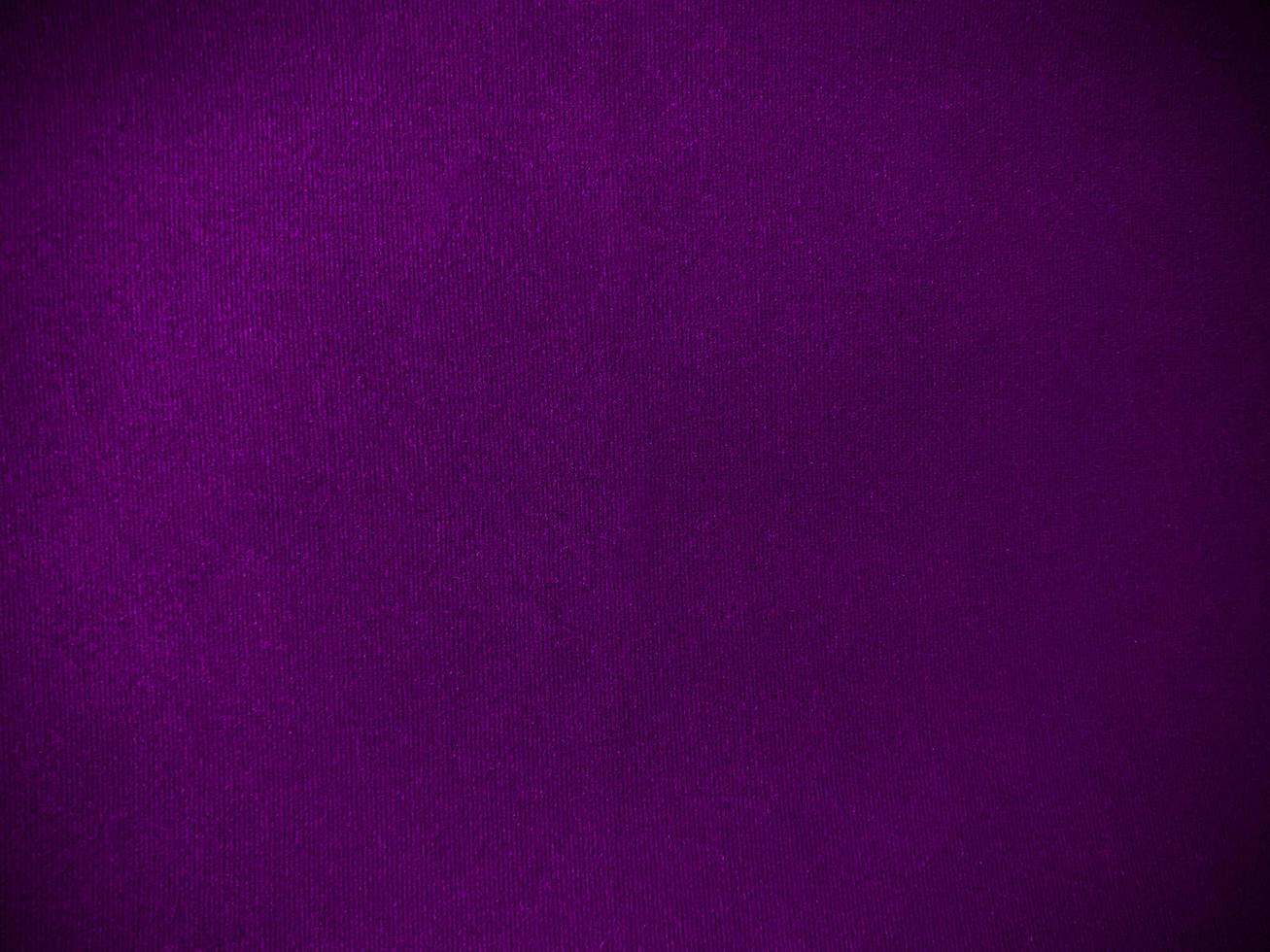textura de tela de terciopelo morado oscuro utilizada como fondo. fondo de  tela violeta oscuro vacío de material textil suave y liso. hay espacio para  el texto. 15235970 Foto de stock en