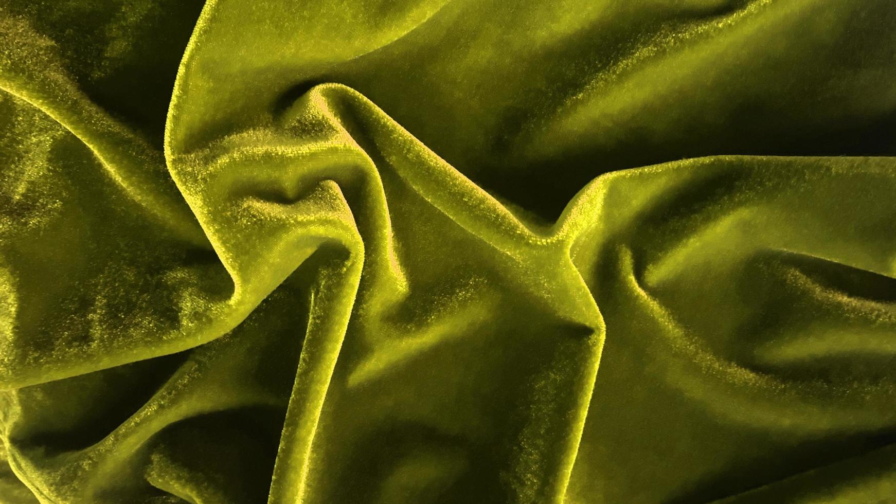 textura de tela de terciopelo amarillo utilizada como fondo. fondo de tela amarilla vacía de material textil suave y liso. hay espacio para el texto. foto