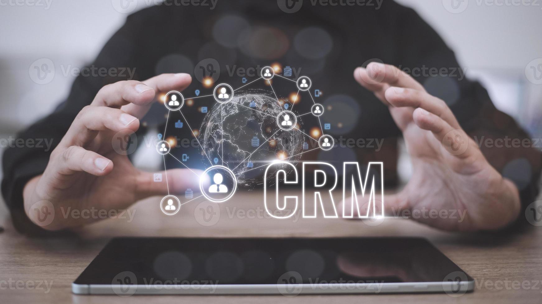 administración de relaciones con los clientes de crm para el concepto de sistema de marketing de ventas comerciales presentado en una interfaz gráfica futurista de la aplicación de servicio para respaldar el análisis de la base de datos de crm. foto