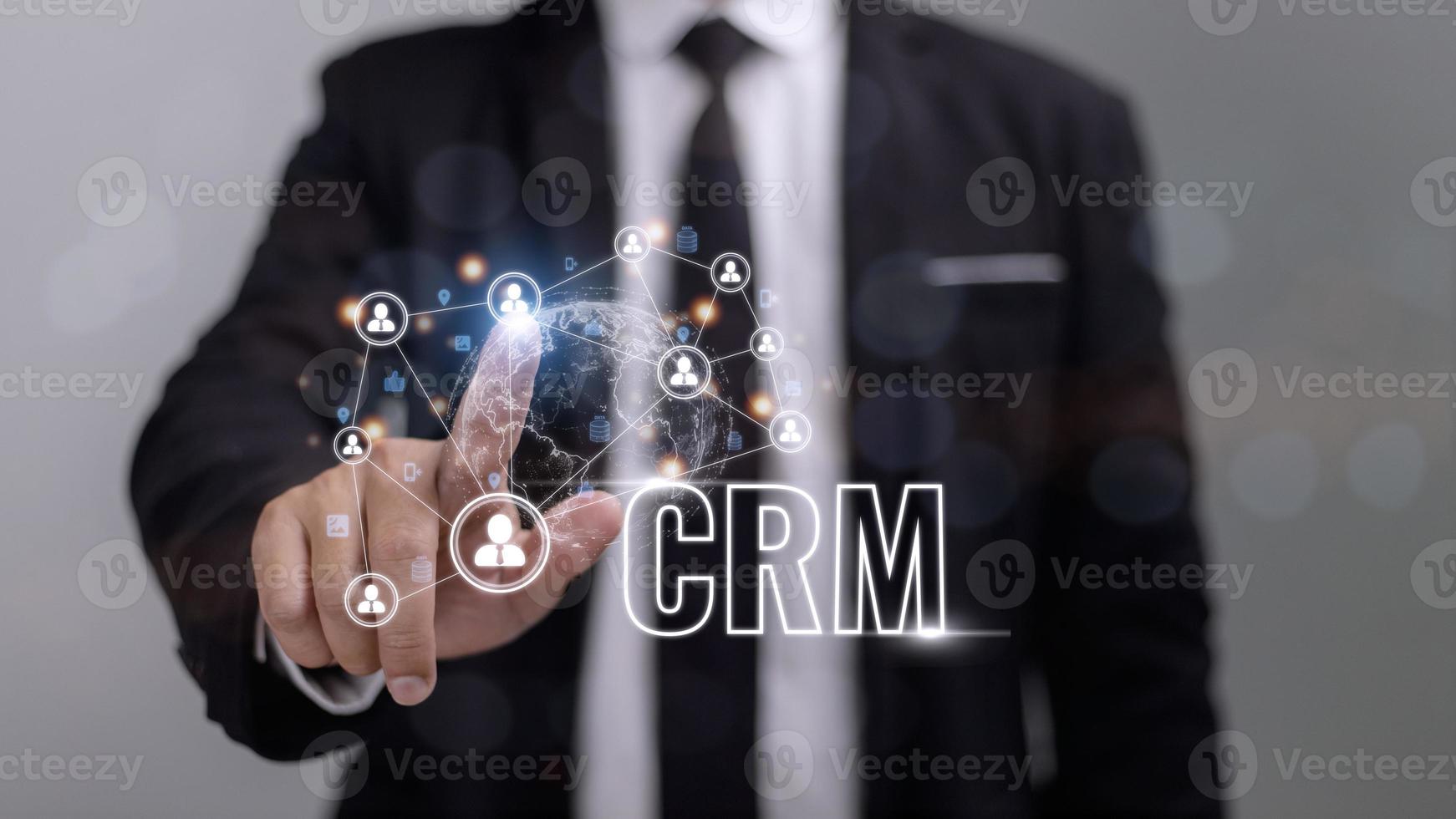 administración de relaciones con los clientes de crm para el concepto de sistema de marketing de ventas comerciales presentado en una interfaz gráfica futurista de la aplicación de servicio para respaldar el análisis de la base de datos de crm. foto