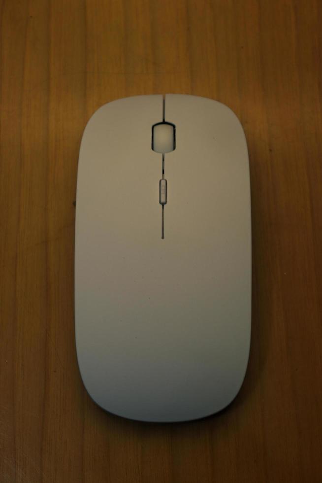 un diseño de ratón blanco simple ilustrado en una superficie leñosa foto