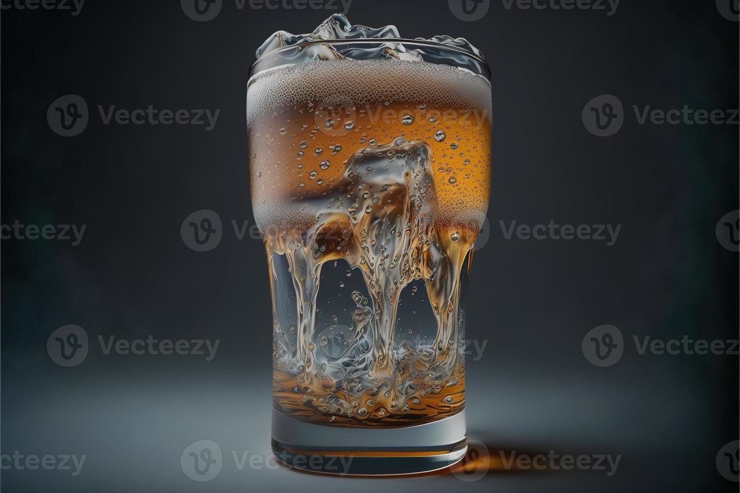 vaso frío lleno de cerveza foto